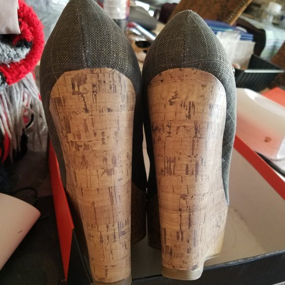 Guess Wedge Platform Heals in Size 9 1/2 M - Picture 9 of 13